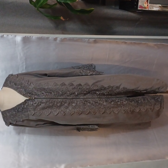 Highgate Manor Decorative Robe - Picture 1 of 6